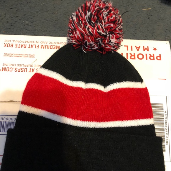 Warm Soft Hat Under Armour with ball - Picture 2 of 2